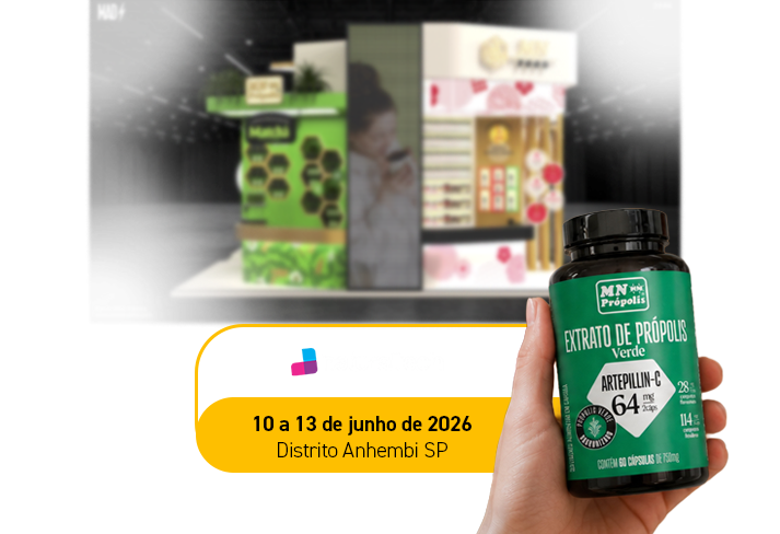 Mão segurando o frasco de Própolis Verde 750 mg da MN