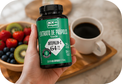 Frasco de própolis em uma tábua com frutas e café